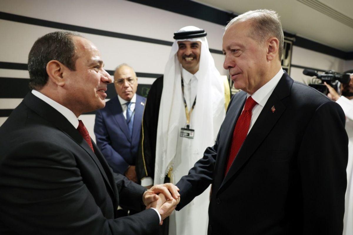 Cumhurbaşkanı Erdoğan ve Mısır Cumhurbaşkanı Abdülfettah es-Sisi selamlaştı.
