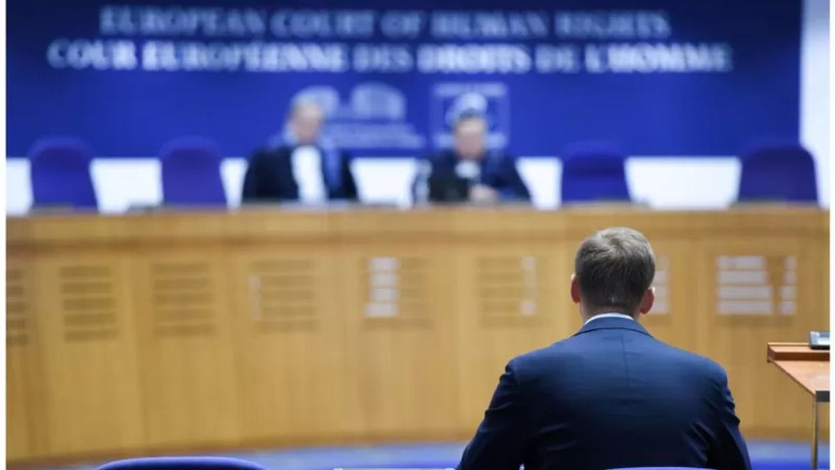Bir kişi AİHM'de oturuyor