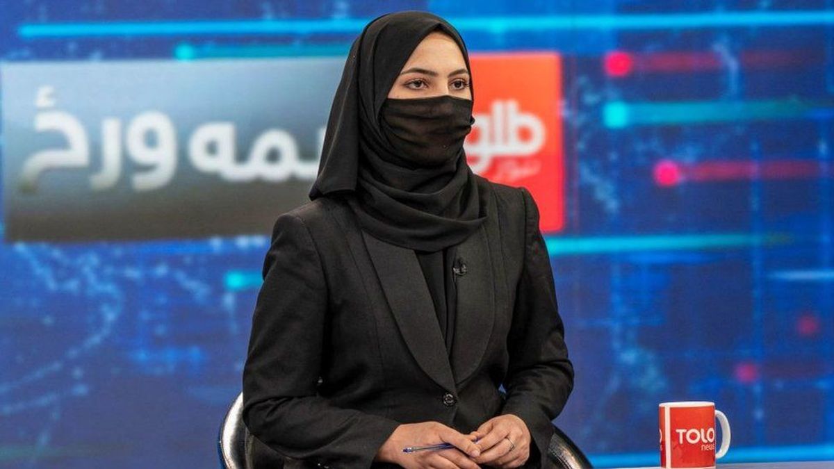 Afganistan'da bir kadın sunucu yüzünün bir kısmını siyah bir örtüyle kapatmış, sadece gözleri ve alnı görünüyor