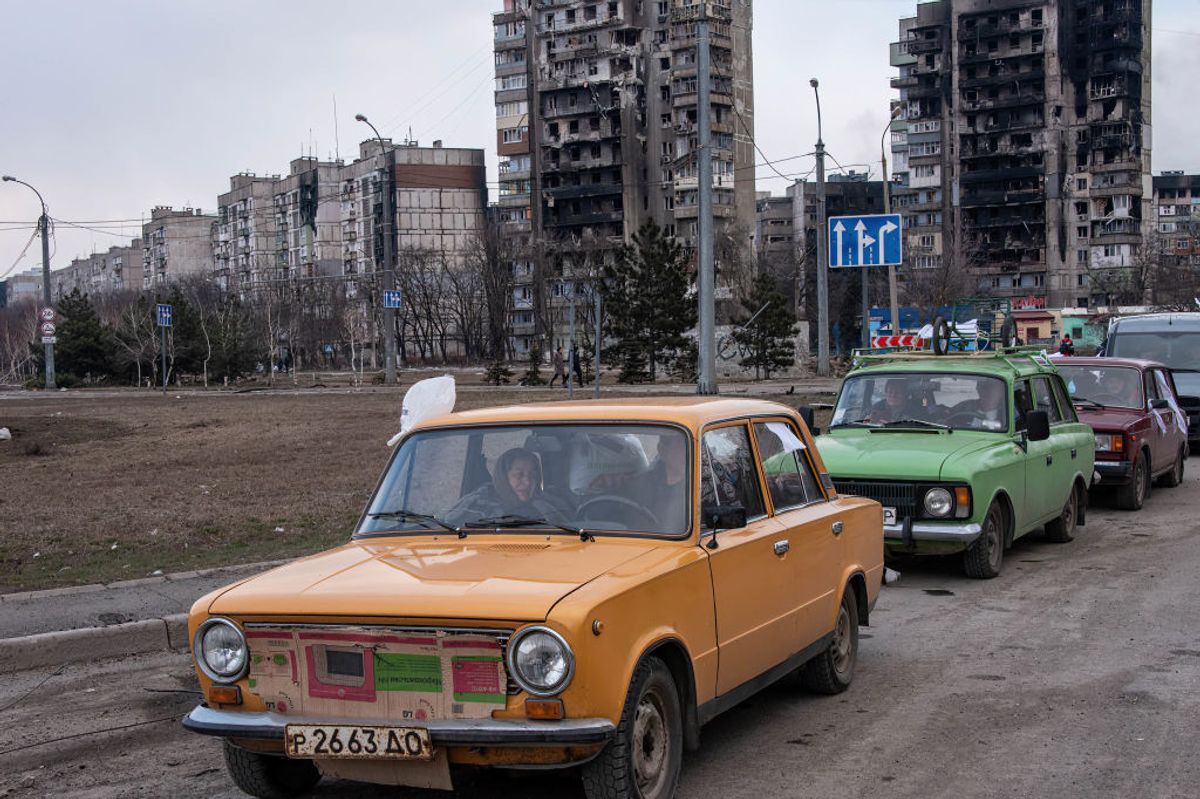 Mariupol'den ayrılan insanlar
