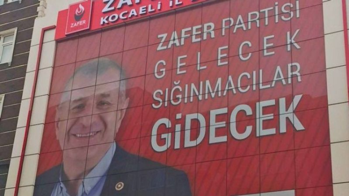 Zafer Partisi pankartı
