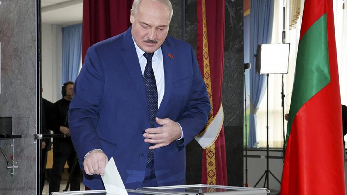 Lukaşenko oy kullanıyor