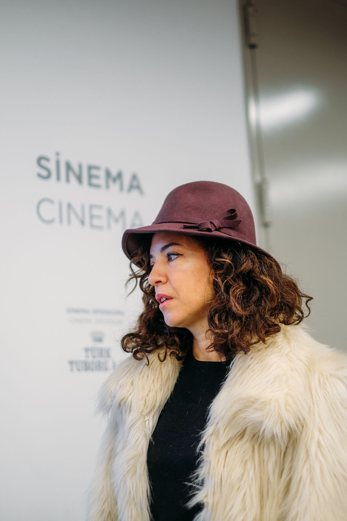 Müge, İstanbul Modern Sinema'nın fuayesinde