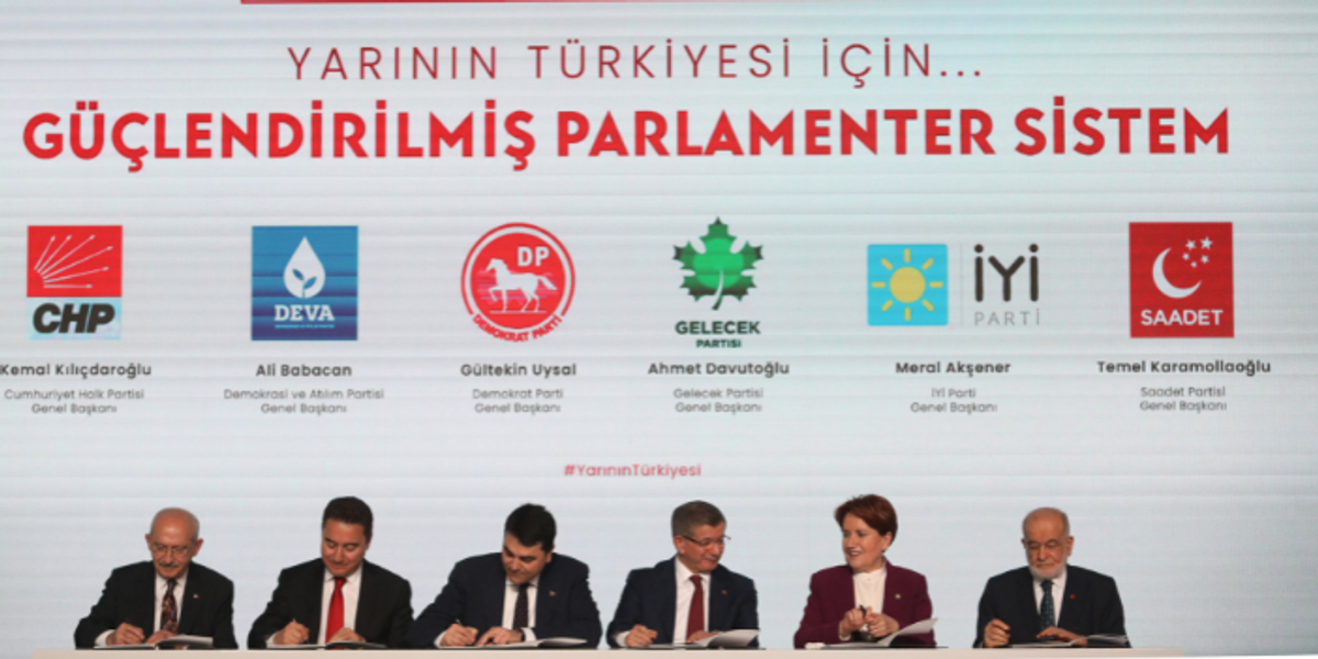 Altı muhalefet partisinin lideri mutabakat metnini imzalıyor