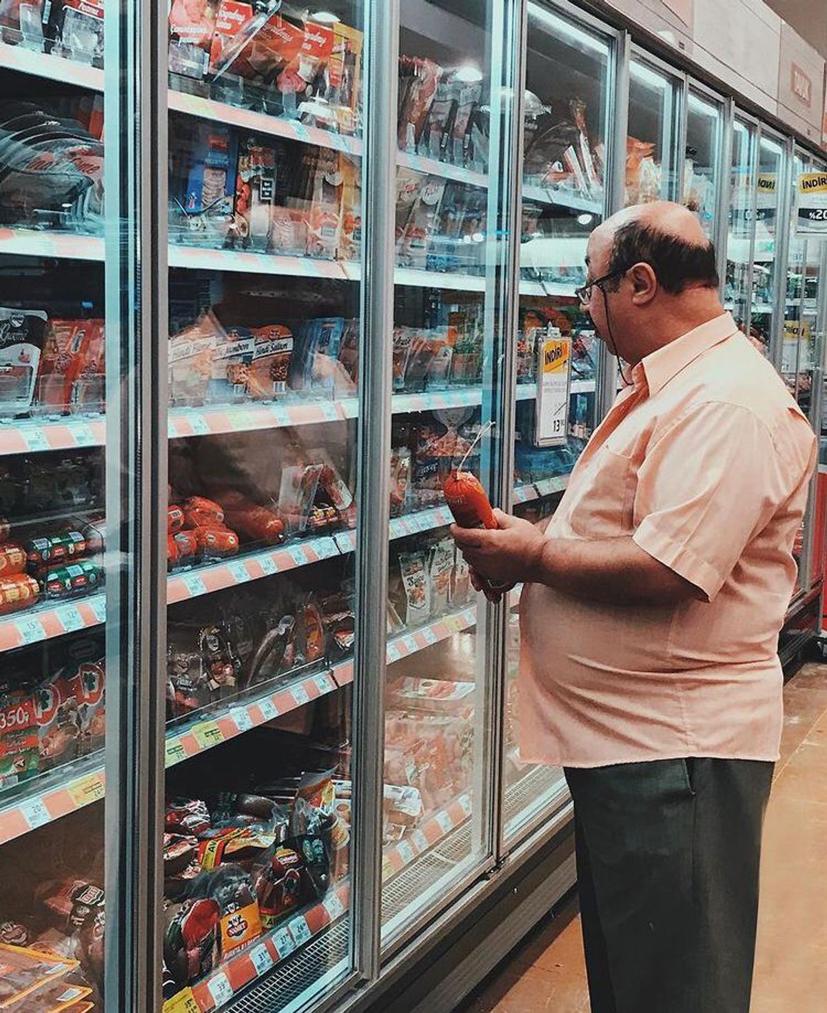 Markette reyonları inceleyen bir kişi 