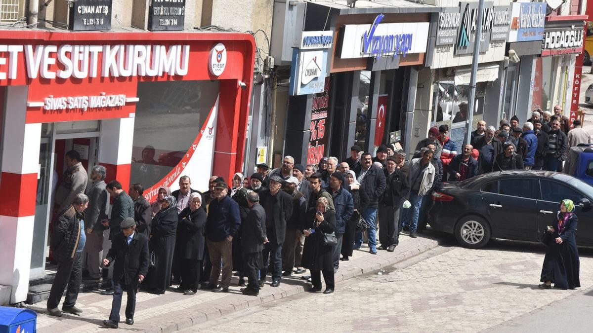 Zammın ardından Et ve Süt Kurumu önünde sıra oluştu. 