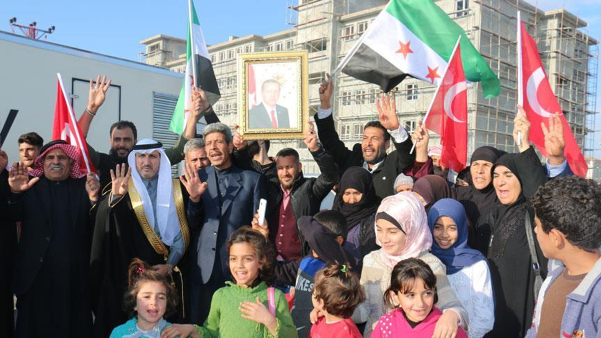 ÖSO ve Türk bayraklı Suriyeliler