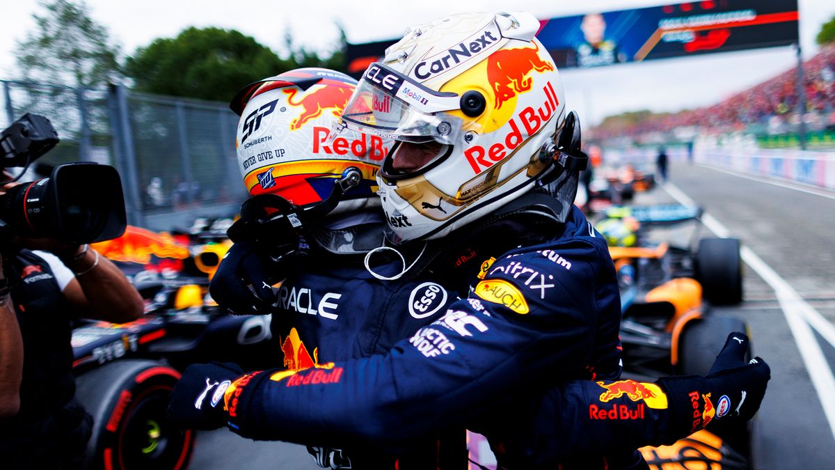 Redbull'dan Verstappen ve Perez'in sevinci
