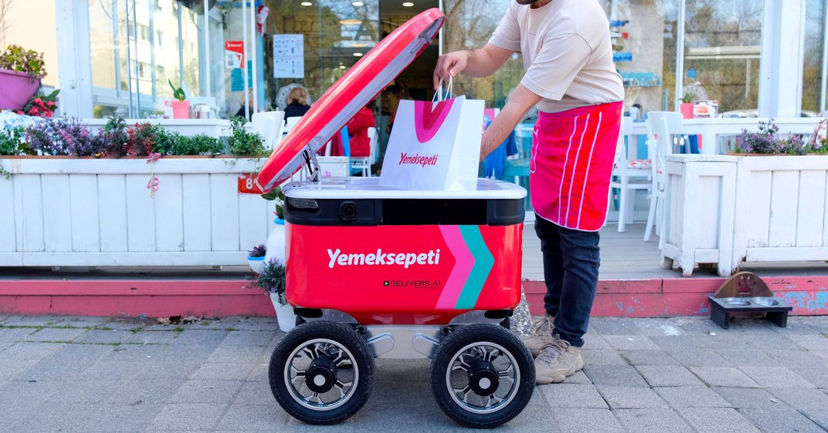 Yemeksepeti'nin YEBO isimli otonom robotu