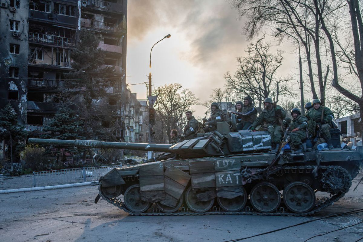 Ukrayna'da askerler bir tankta
