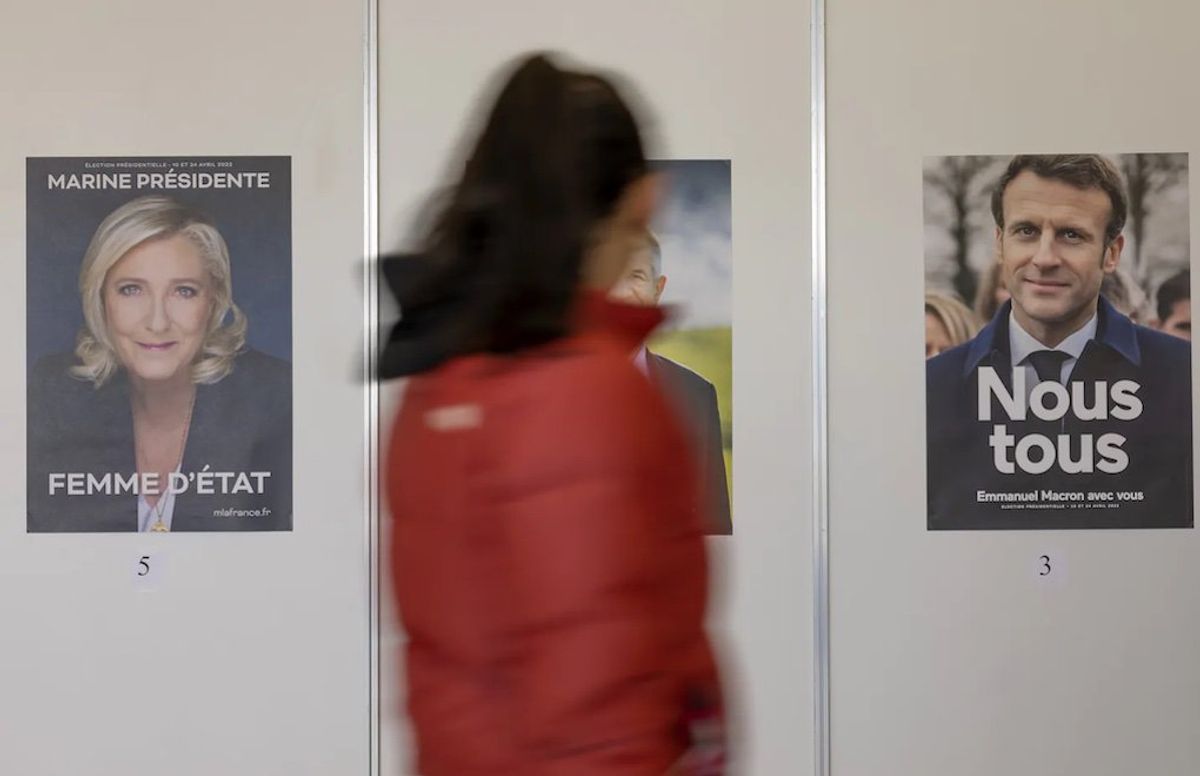 Le Pen ve Macron'un afişi