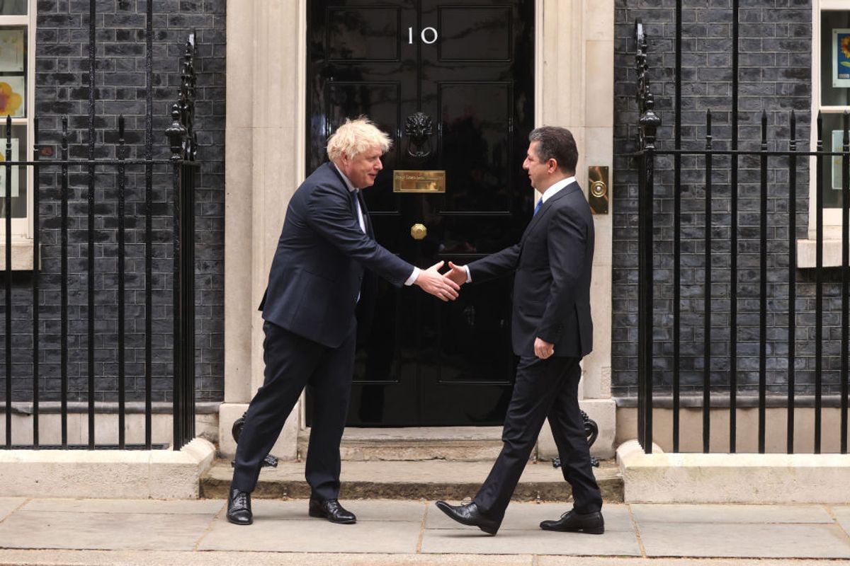 Johnson ve Barzani el sıkışıyor