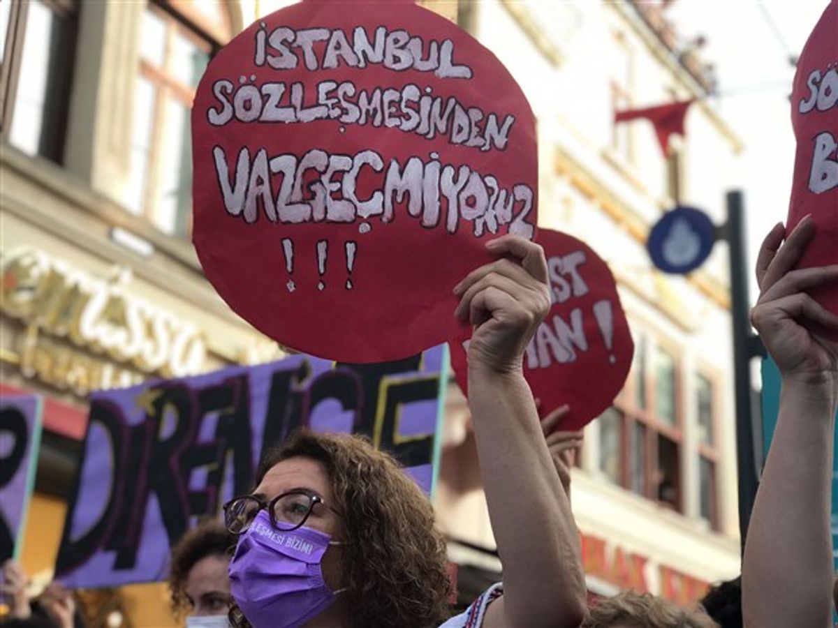 İstanbul Sözleşmesinden vazgeçmiyoruz yazılı bir pankart