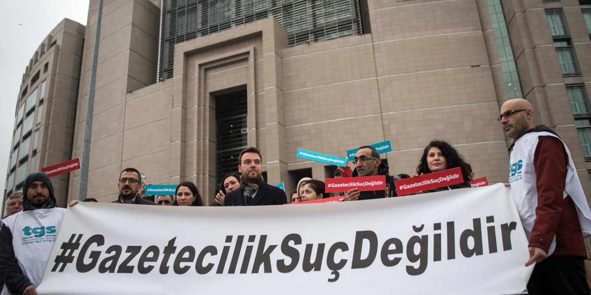 #Gazeteciliksuçdeğildir pankartı