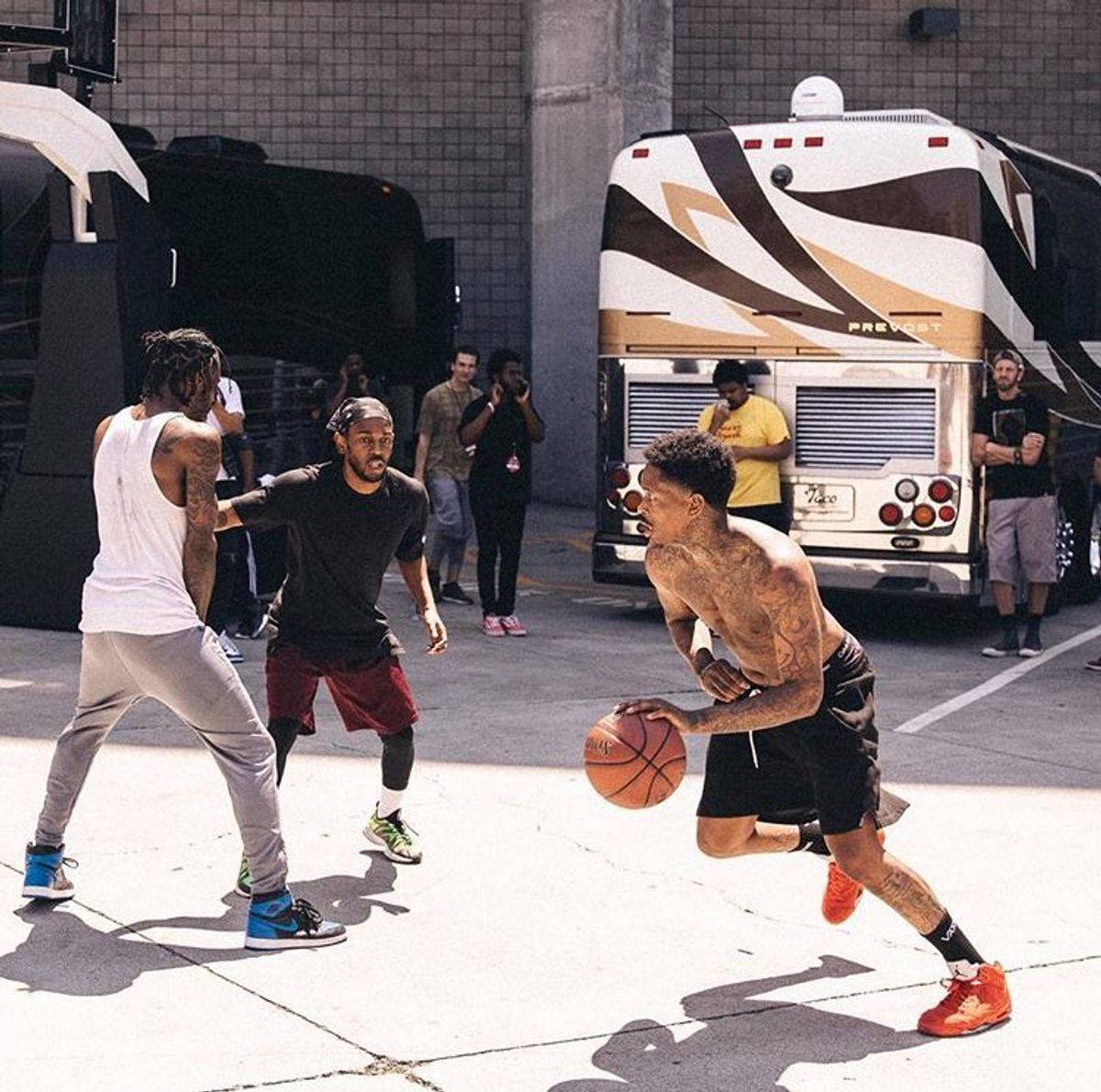 Kendrick Lamar basketbol oynuyor