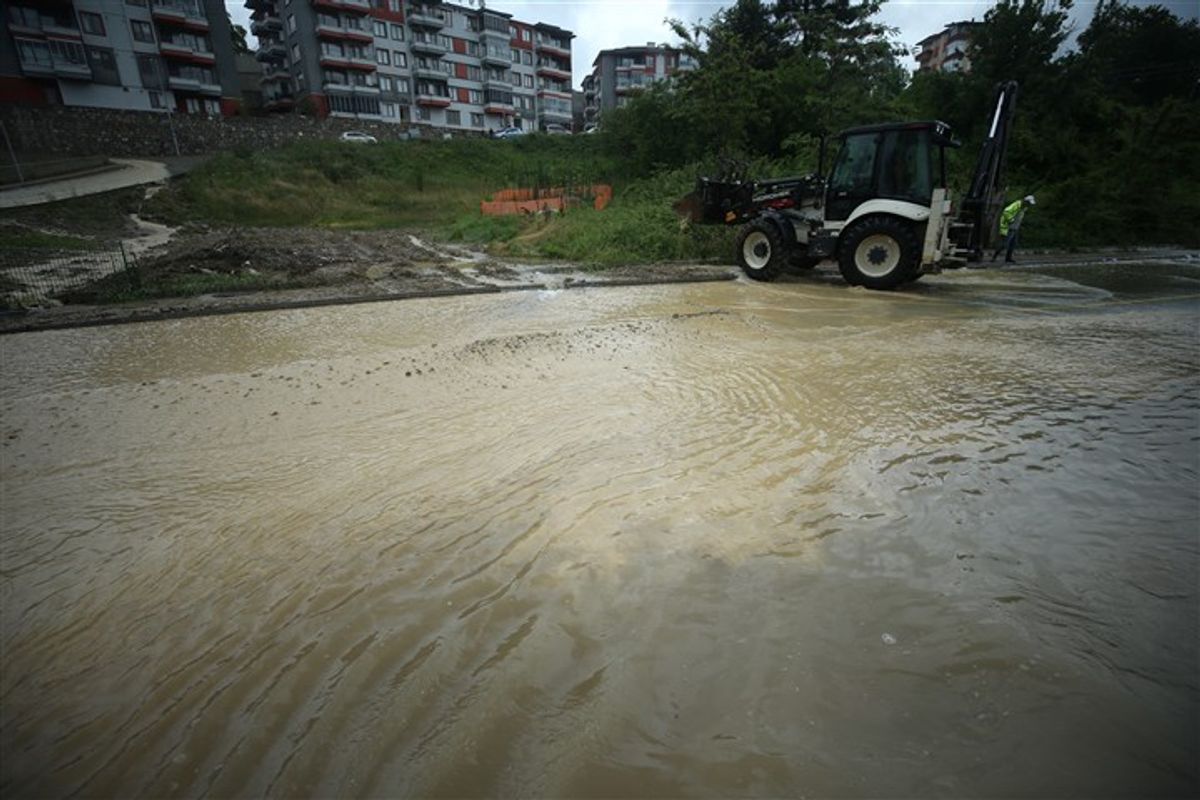 Bartın'da su taşkınının meydana geldiği bir cadde
