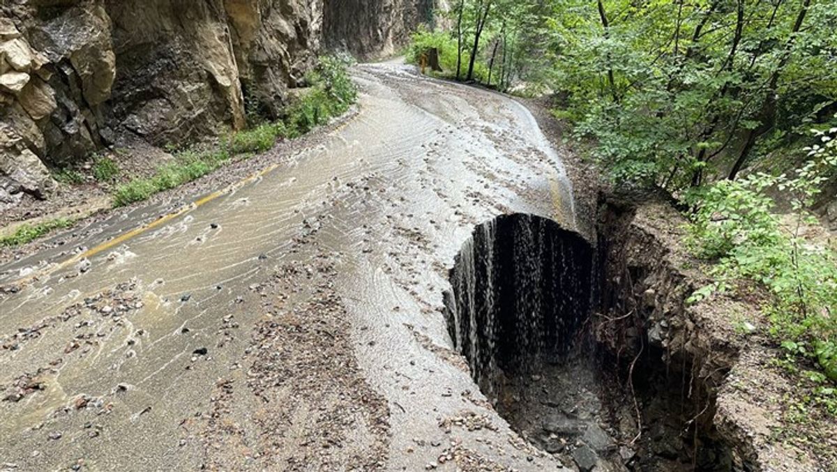 Karabük'te çöken bir yol