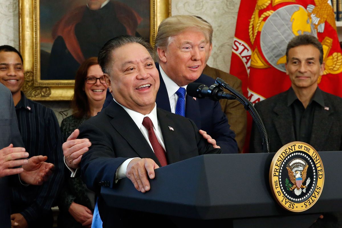 Broadcom CEO'su Hock Tan, eski ABD Başkanı Donald Trump ile birlikte