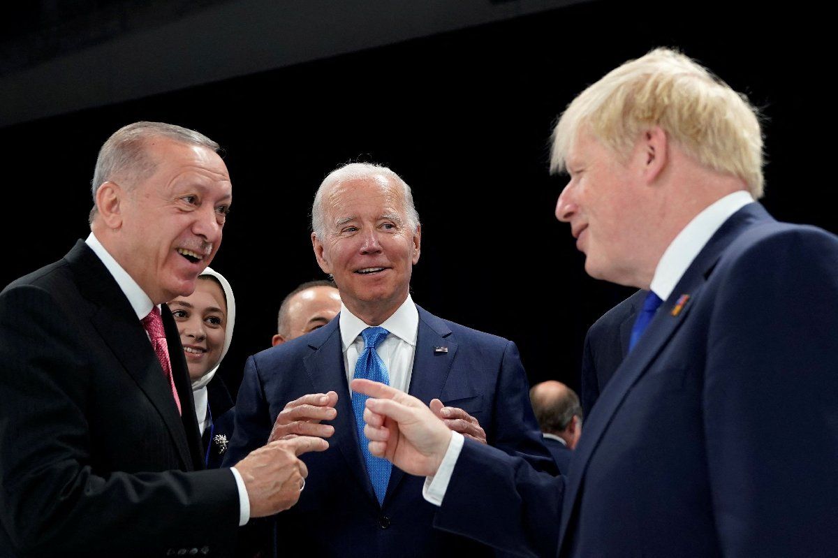 Erdoğan, Biden ve Johnson birbiriyle konuşurken gülümsüyor