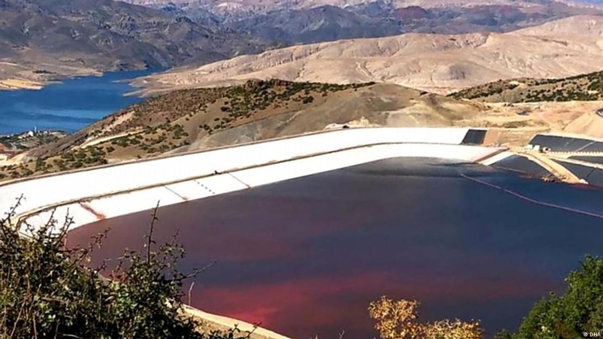 İliç Barajı'nda son durum, suyun rengi değişiyor