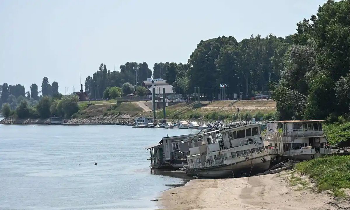 İtalya'da suyun çekildiğini gösteren bir fotoğraf