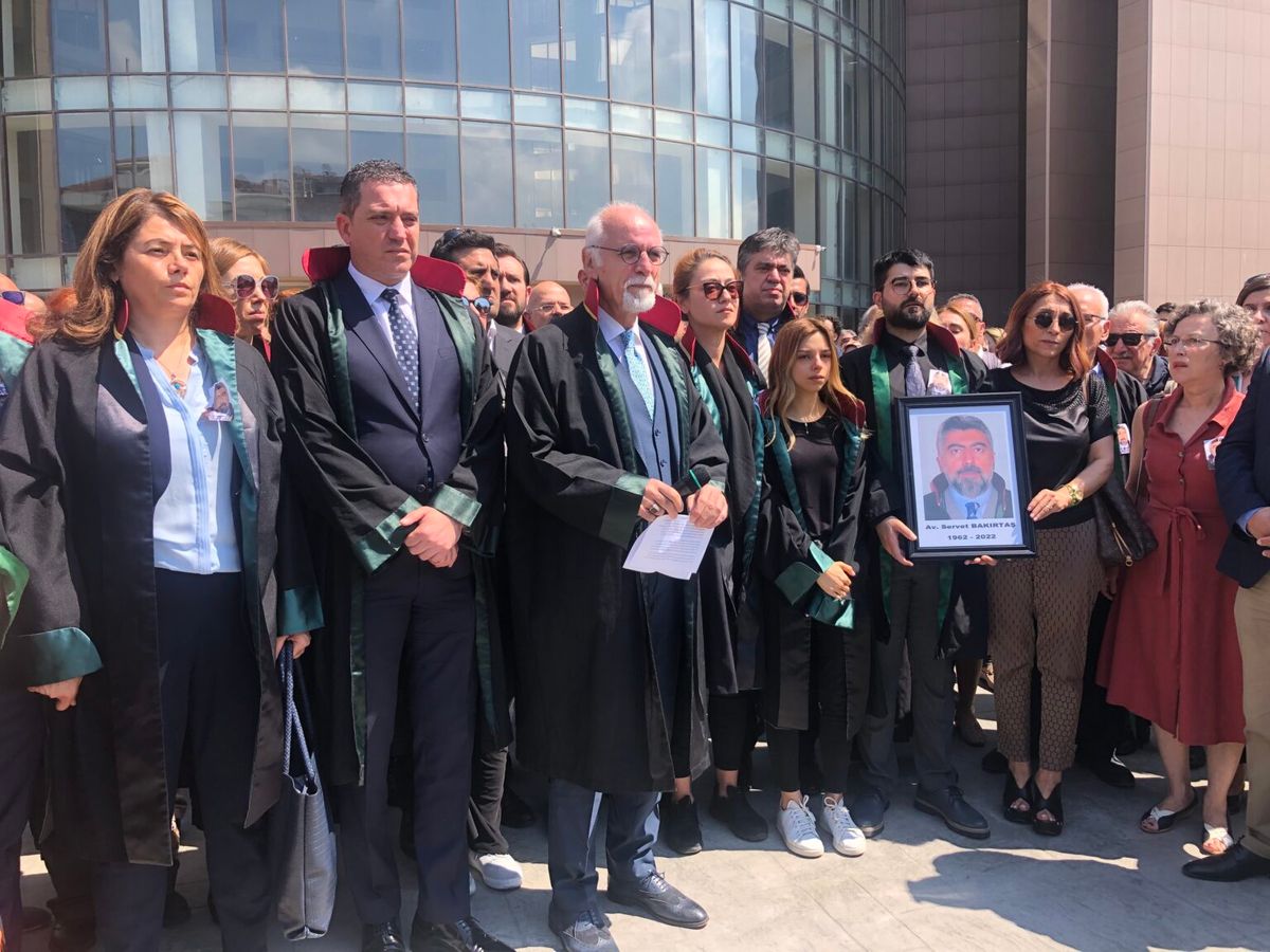 Bakırköy Aliyesi önünde bir araya gelen avukatlar