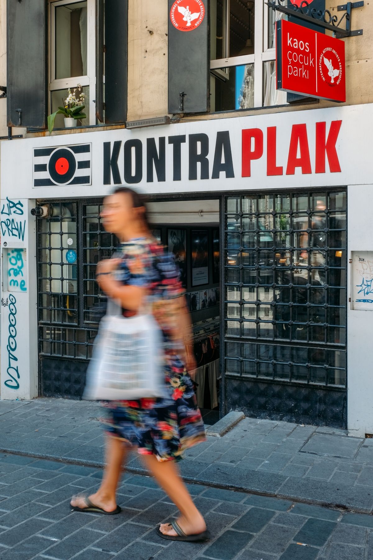 Yolu Kontra Plak önünden geçenler