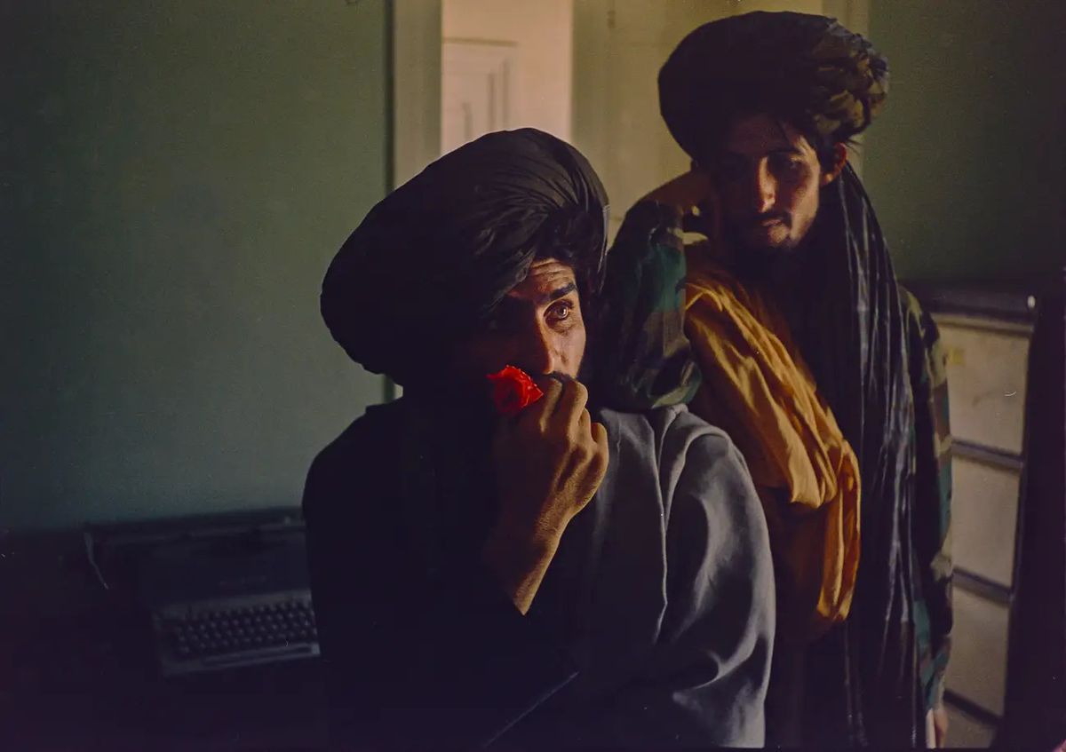 1996 yılında Taliban rejiminin Afganistan'daki yönetimi sırasında günlük hayatı gösteren bir fotoğraf. İki sakallı erkek.