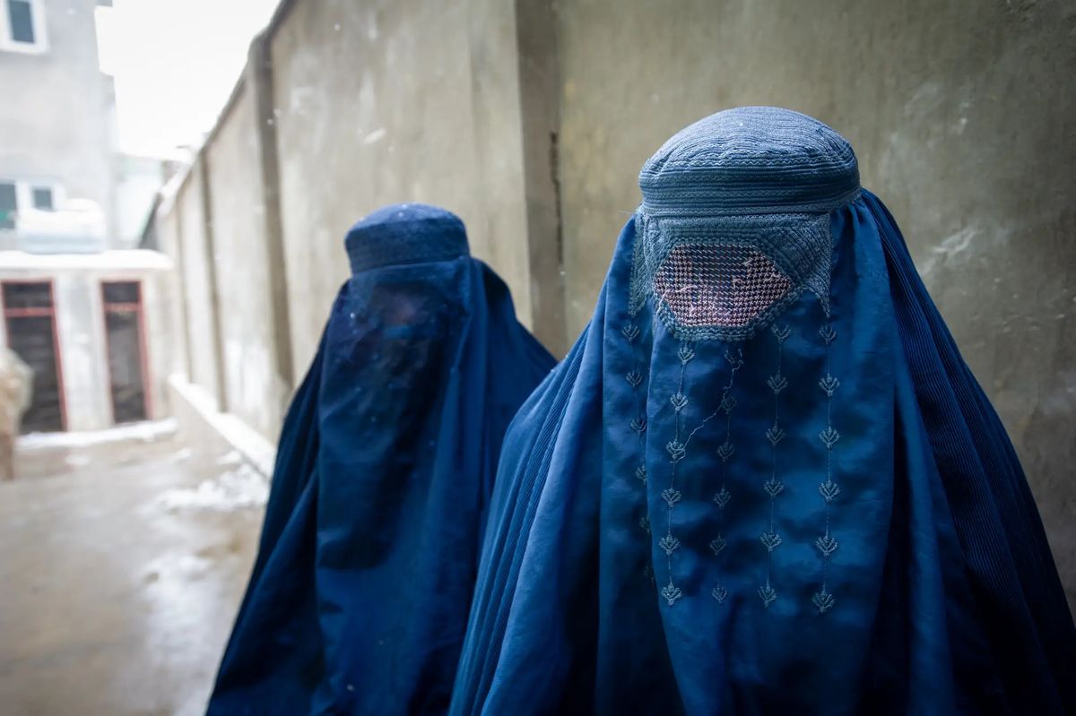 Burka giyen kadınların fotoğrafı 