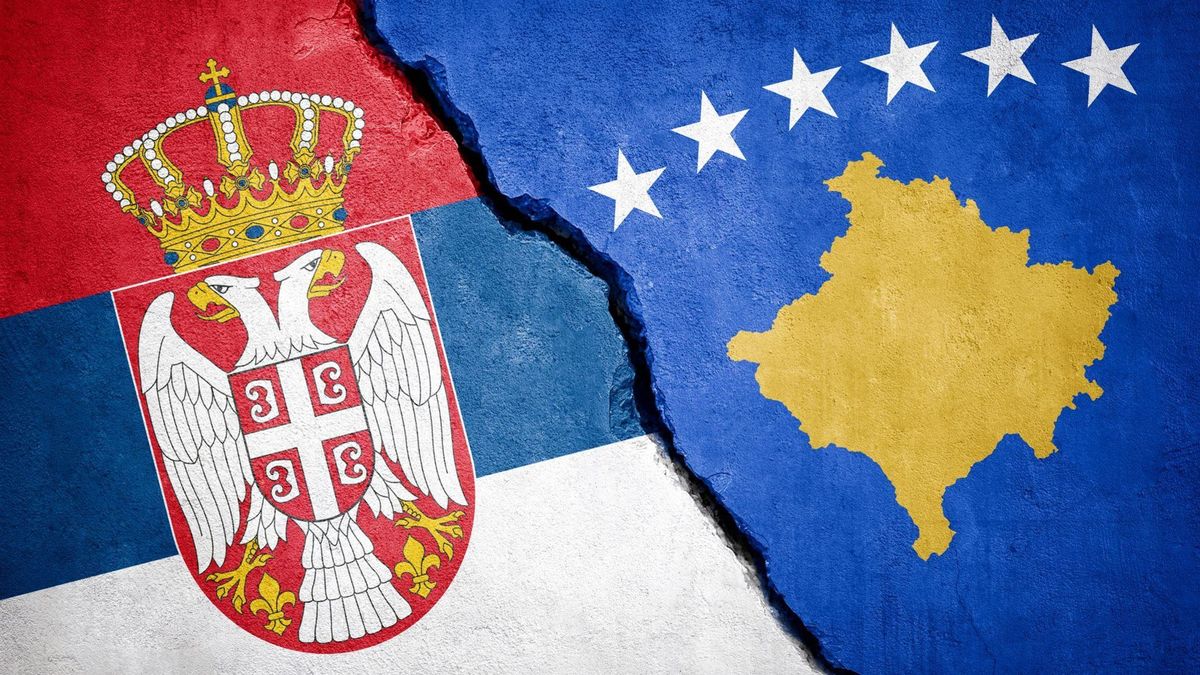 Sırbistan ve Kosova bayraklarının yan yana durduğu bir fotoğraf