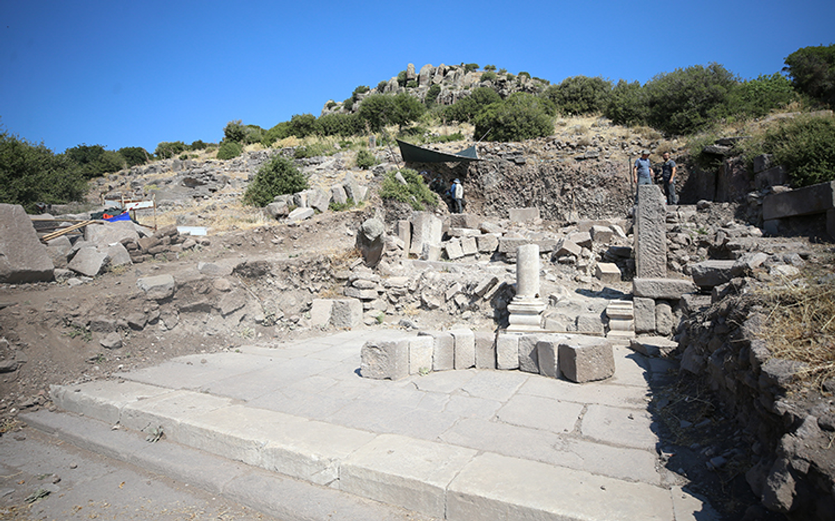 Assos Antik Kenti'ndeki çeşme kalıntısı