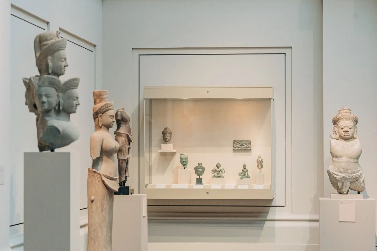 Metropolitan Sanat Müzesş'nde heykellerin bulunduğu bir fotoğraf