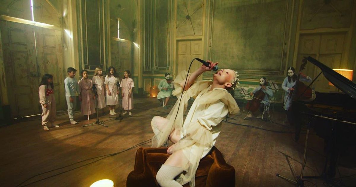 Kovacs - Not Scared Of Giants video klibinden bir kare