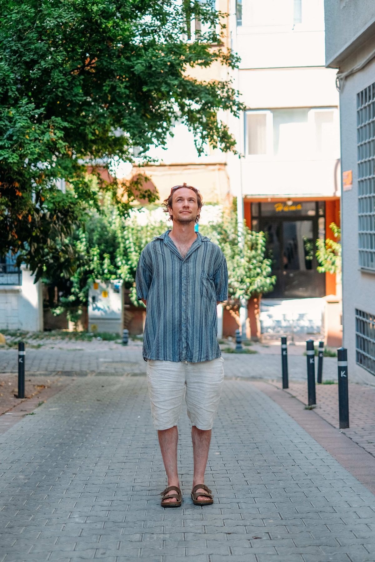 Matt, Moda'nın tertemiz mavi gökyüzüne bakarken