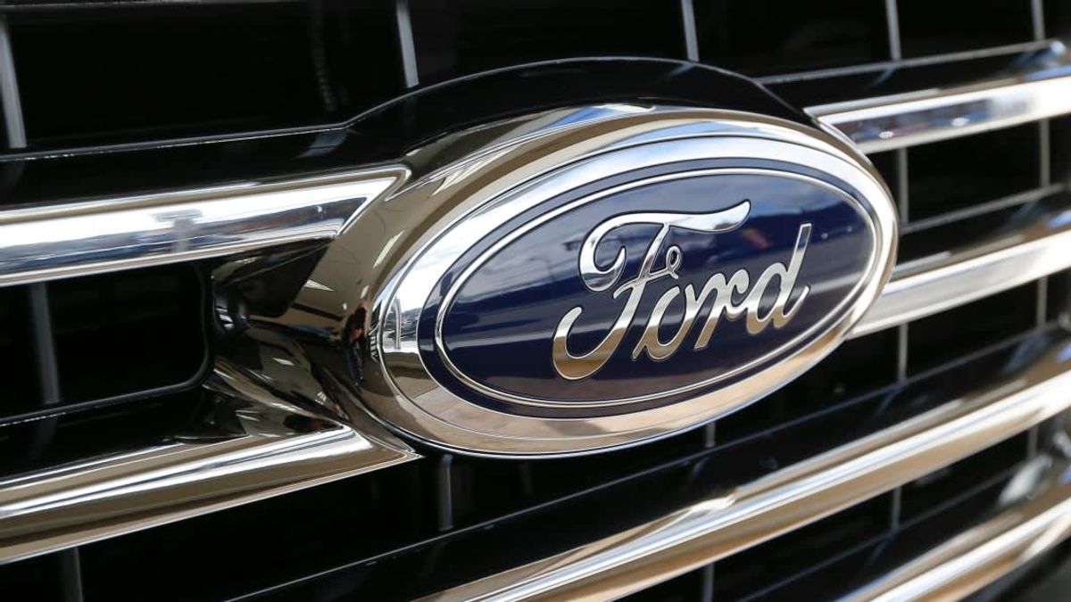 Ford'un mavi, oval ambleminin göründüğü bir aracın ön kısmı