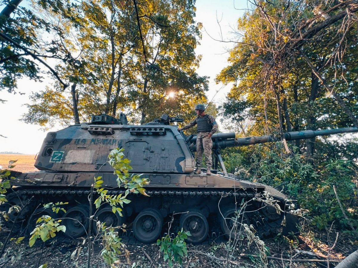 Ukrayna'nın Harkov bölgesinde bir asker tankın üzerinde