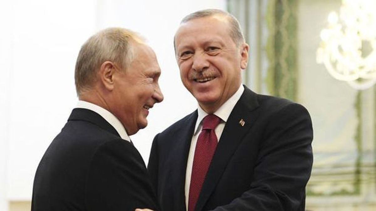 Erdoğan ve Putin birbirlerine gülümsüyor