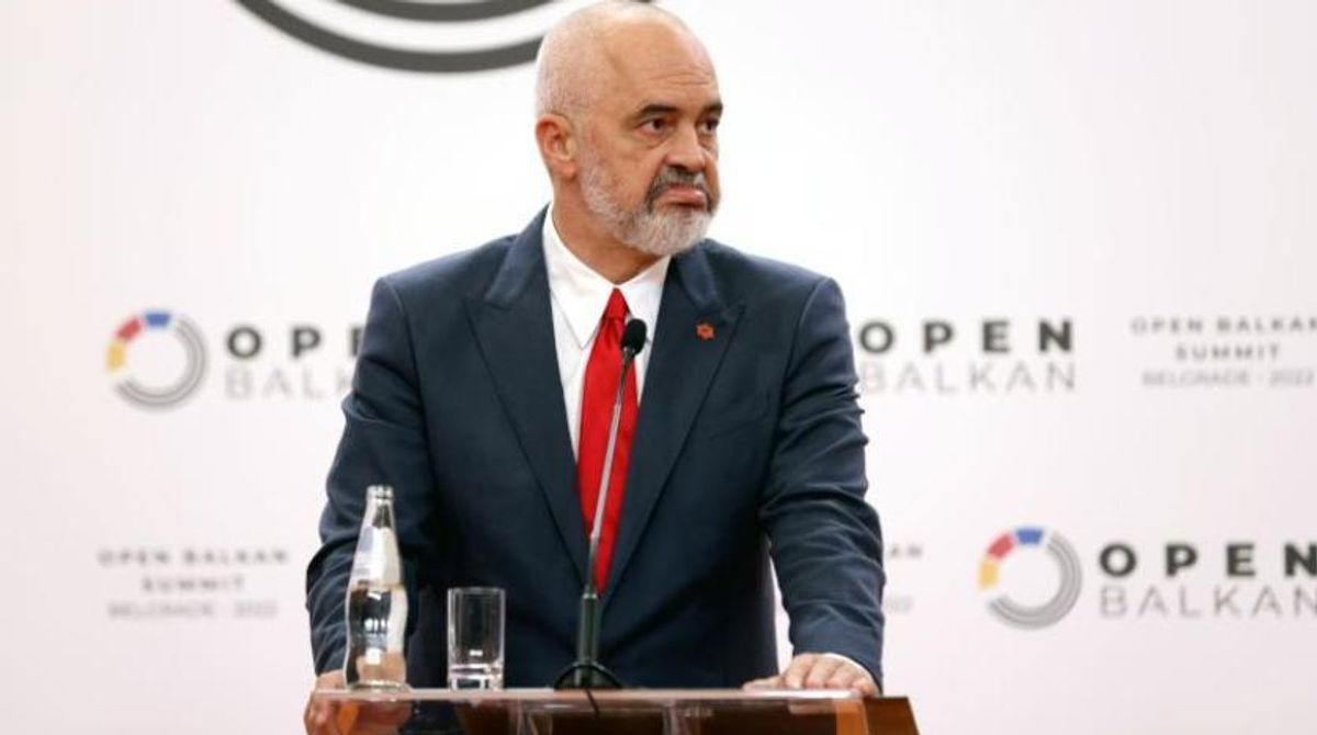 Arnavutluk Başbakanı Edi Rama, mutsuz bir surat ifadesiyle bakıyor