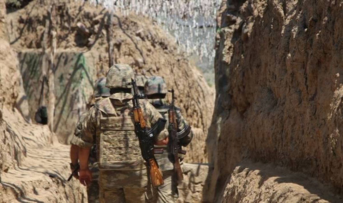 Azerbaycan'da askerler yürüyor