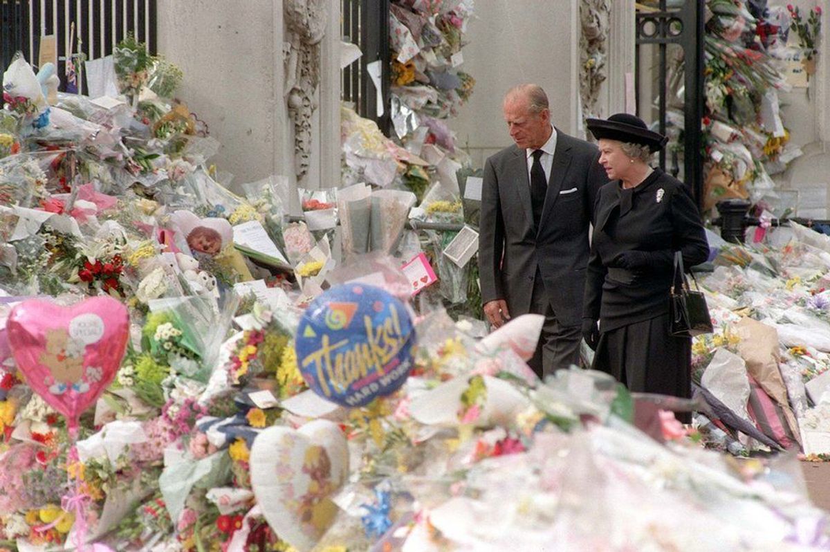 II. Elizabeth ve Prens Philip, Prenses Diana'nın ölümünün ardından gelen çiçeklere bakıyor