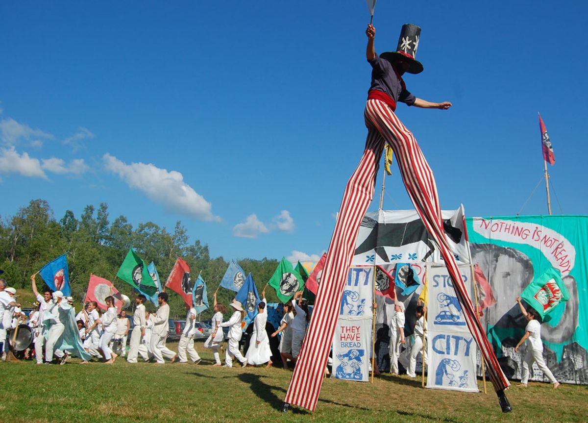 Bread and Puppet Theater’ın Nothing Is Not Ready Circus performansından bir kare