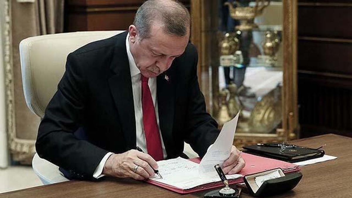Cumhurbaşkanı Erdoğan kağıt imzalıyor