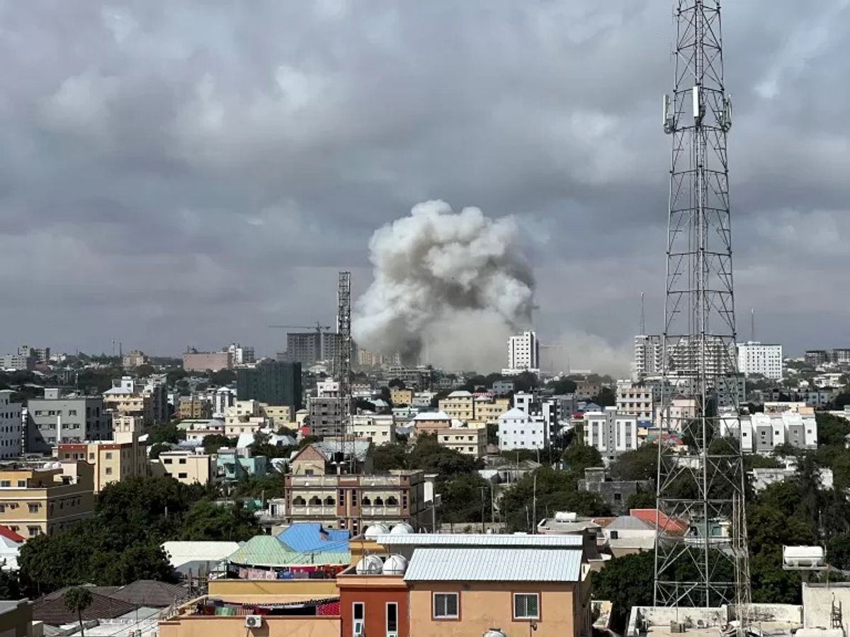 Somali'de meydana gelen patlamanın ardından ortaya çıkan toz bulutu ve duman