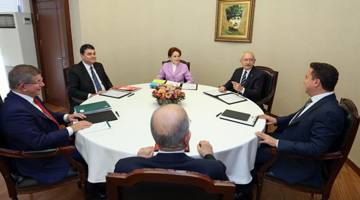 Altılı masa partilerinin lideri, bir masa etrafında oturuyor