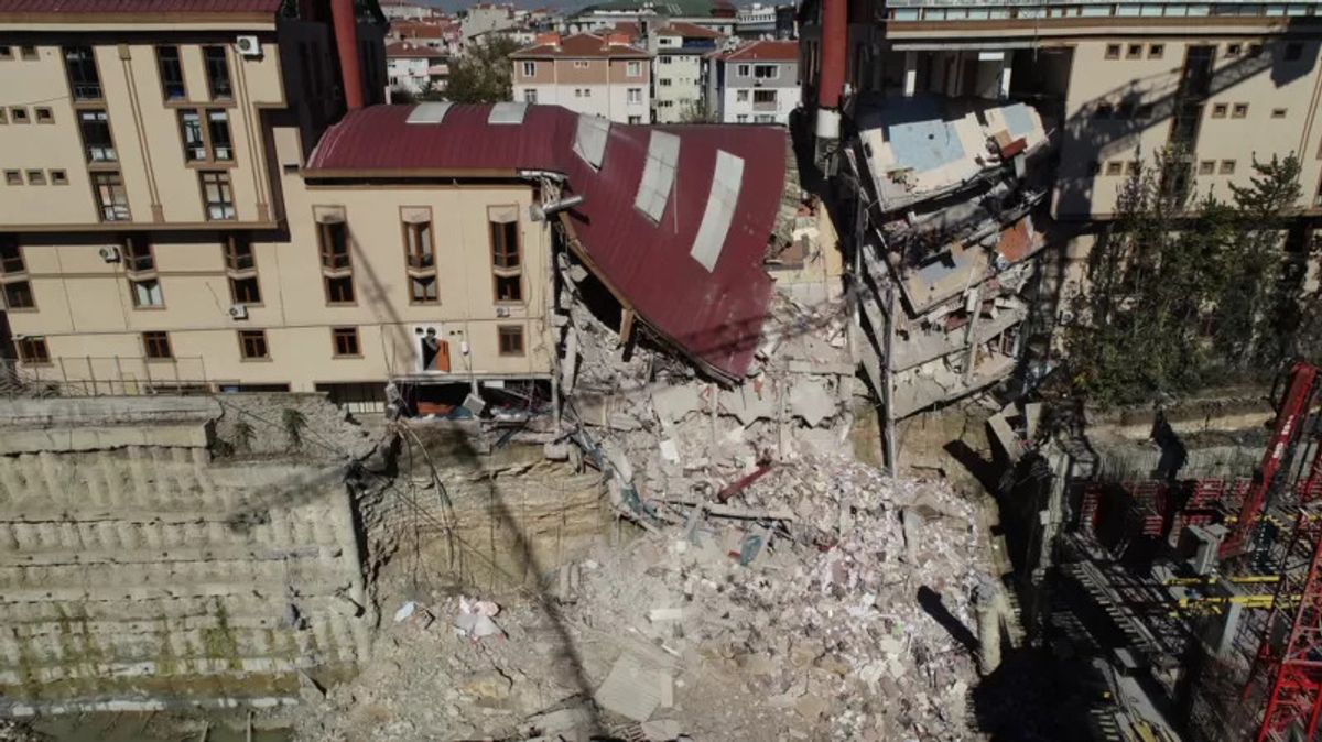 Arel Üniversitesi binasının çöküşü