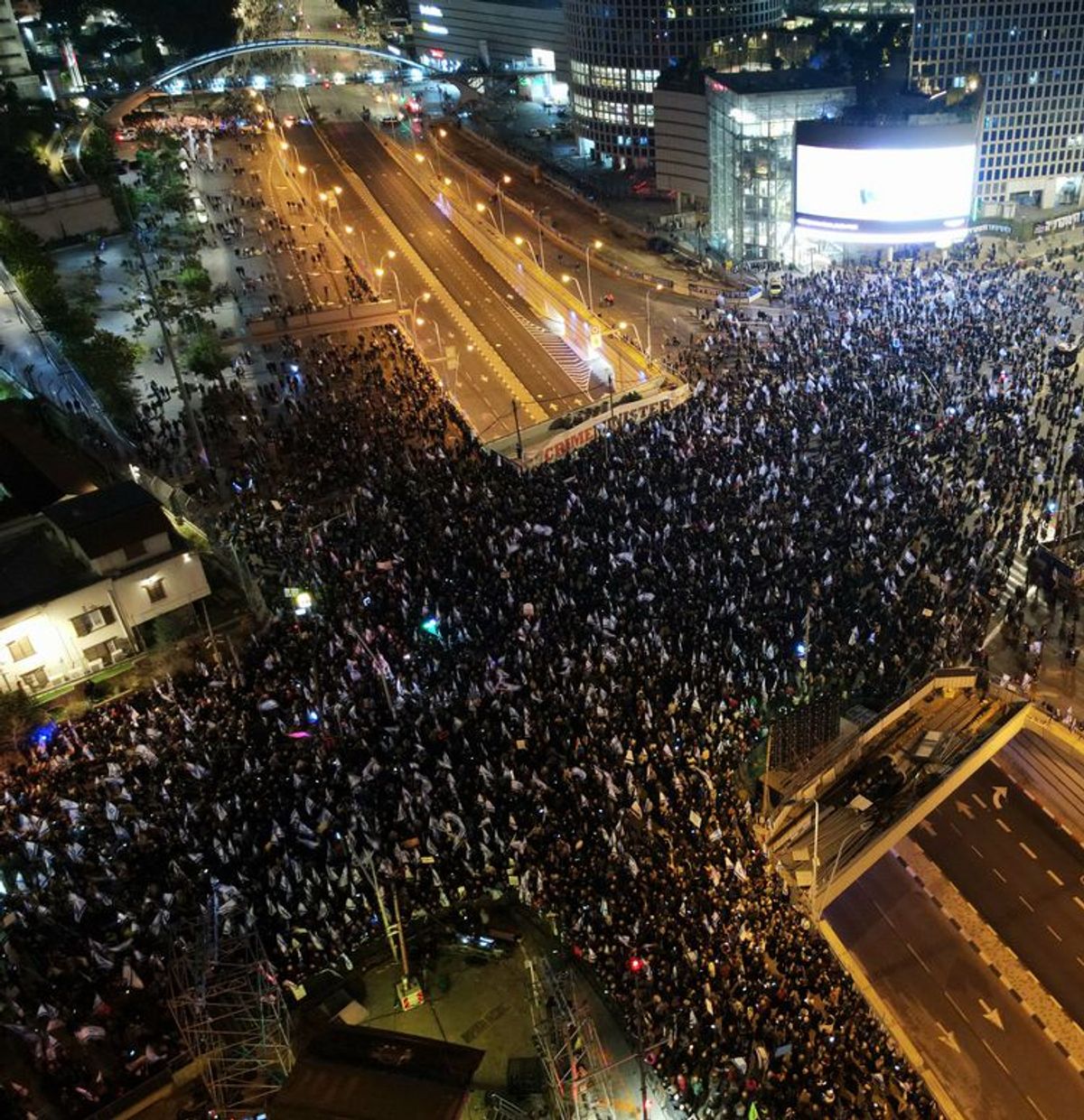 Tel Aviv'de toplanan kalabalık