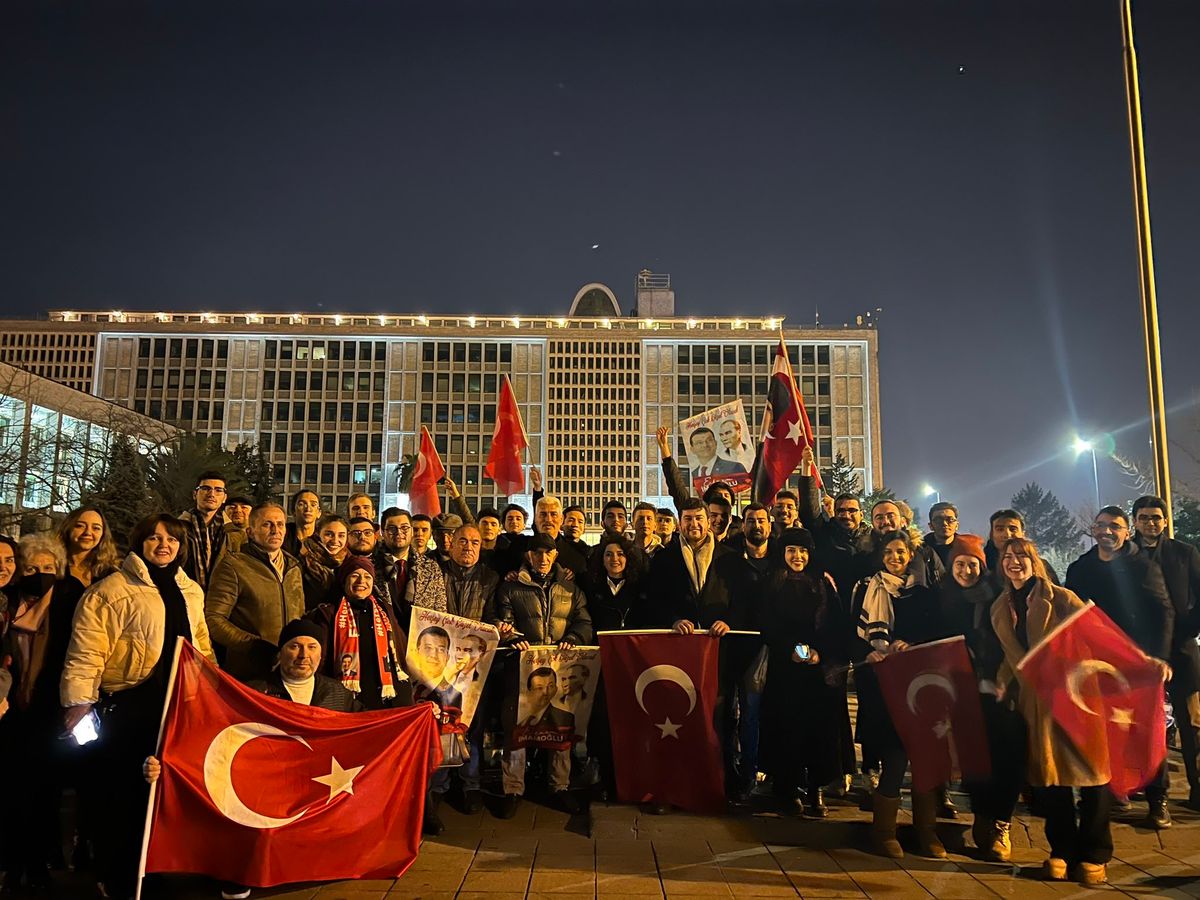 Demokrasi Nöbeti'nden bir fotoğraf. Onlarca kişi elinde Türk bayraklarıyla Saraçhane önünde poz veriyor.