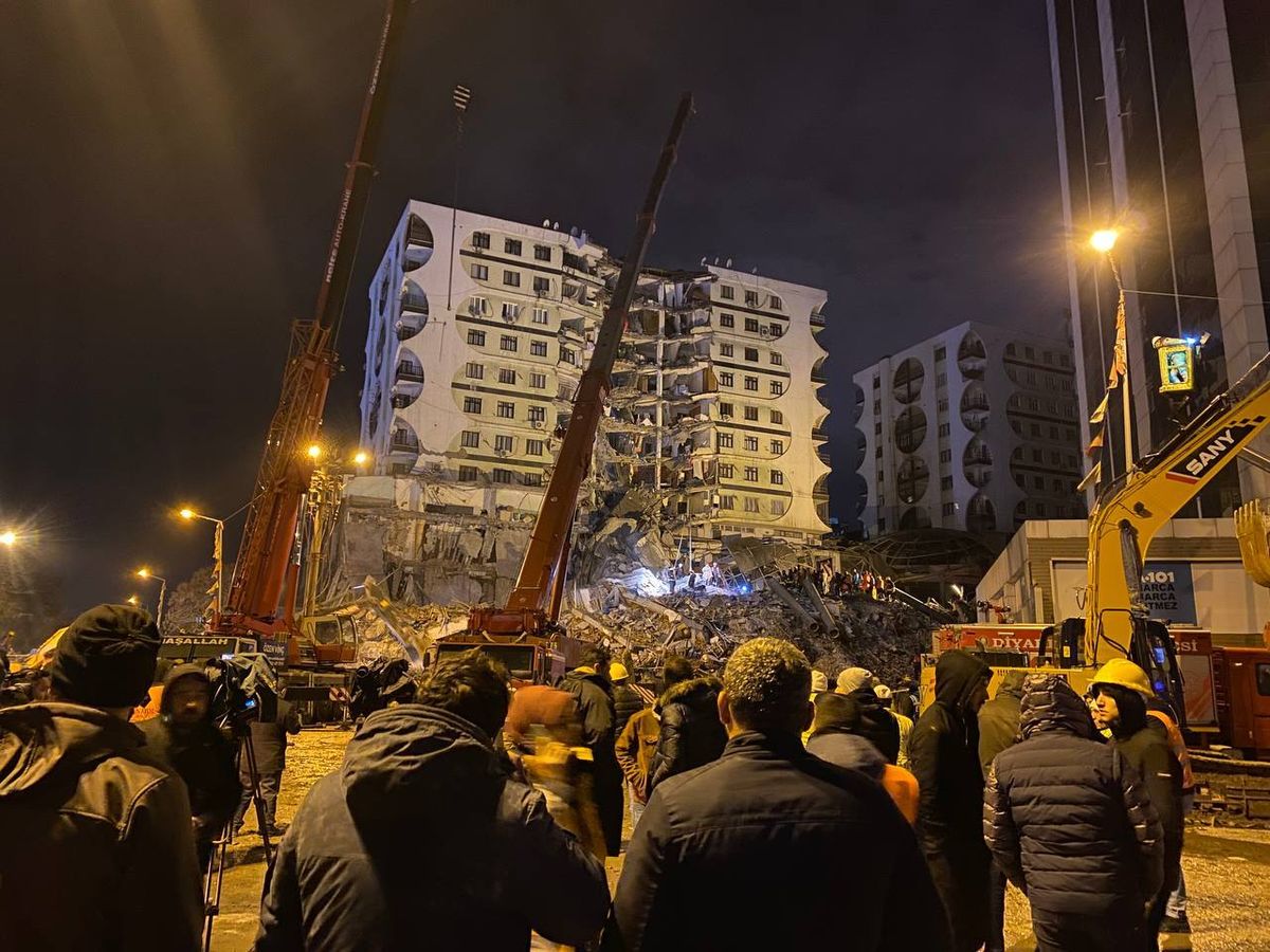 Galeria Diyarbakır: depremzedeler yakınların çıkmasını bekliyor