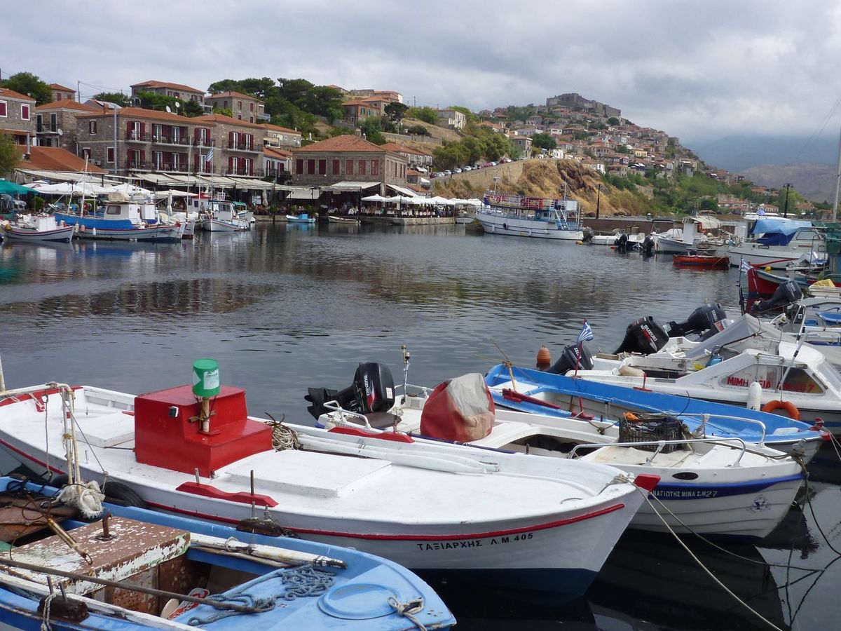 Molyvos balıkçı limanı, tekneler ve tavernalar