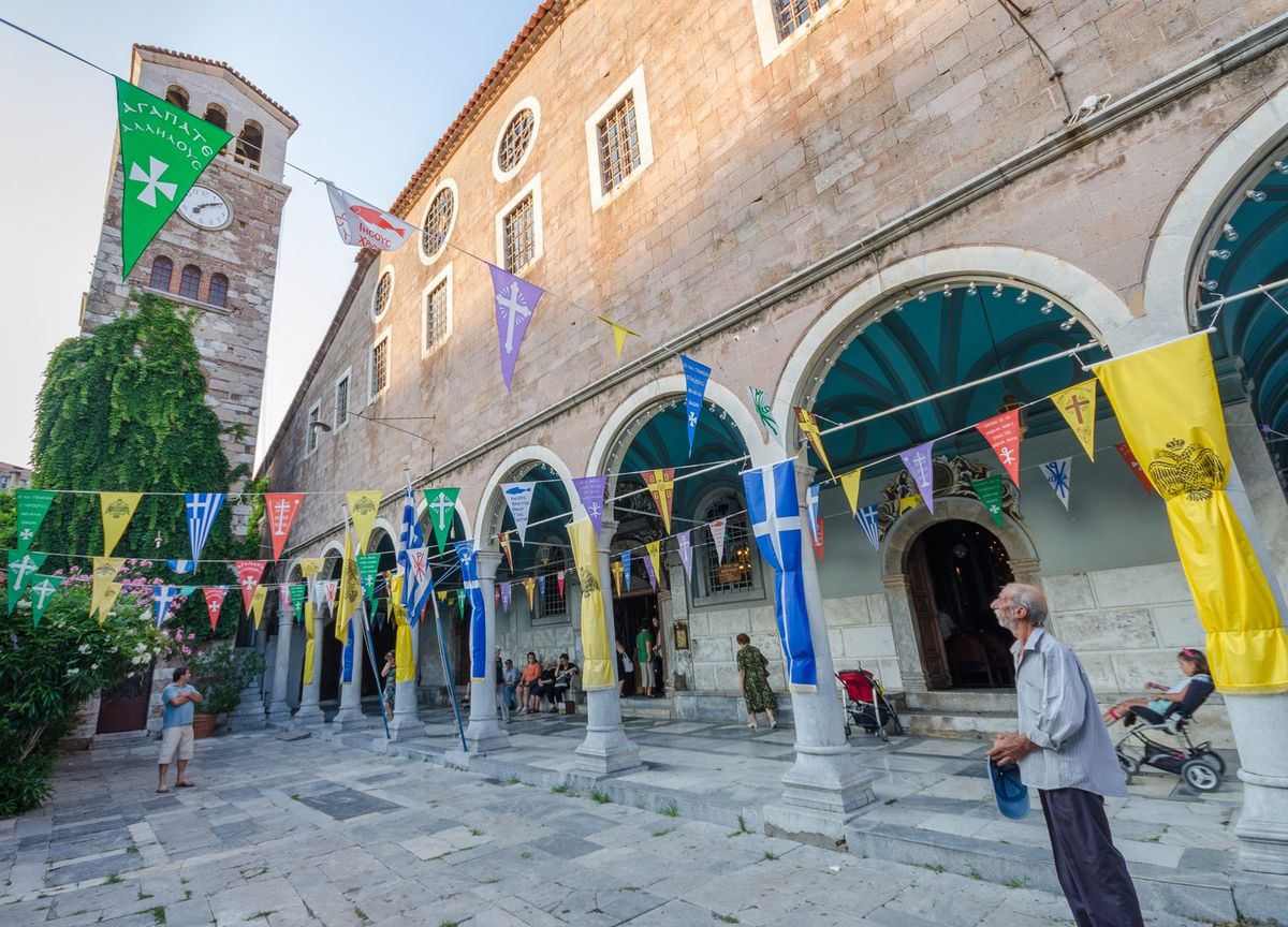 Agiassos köyünde kilise avlusu